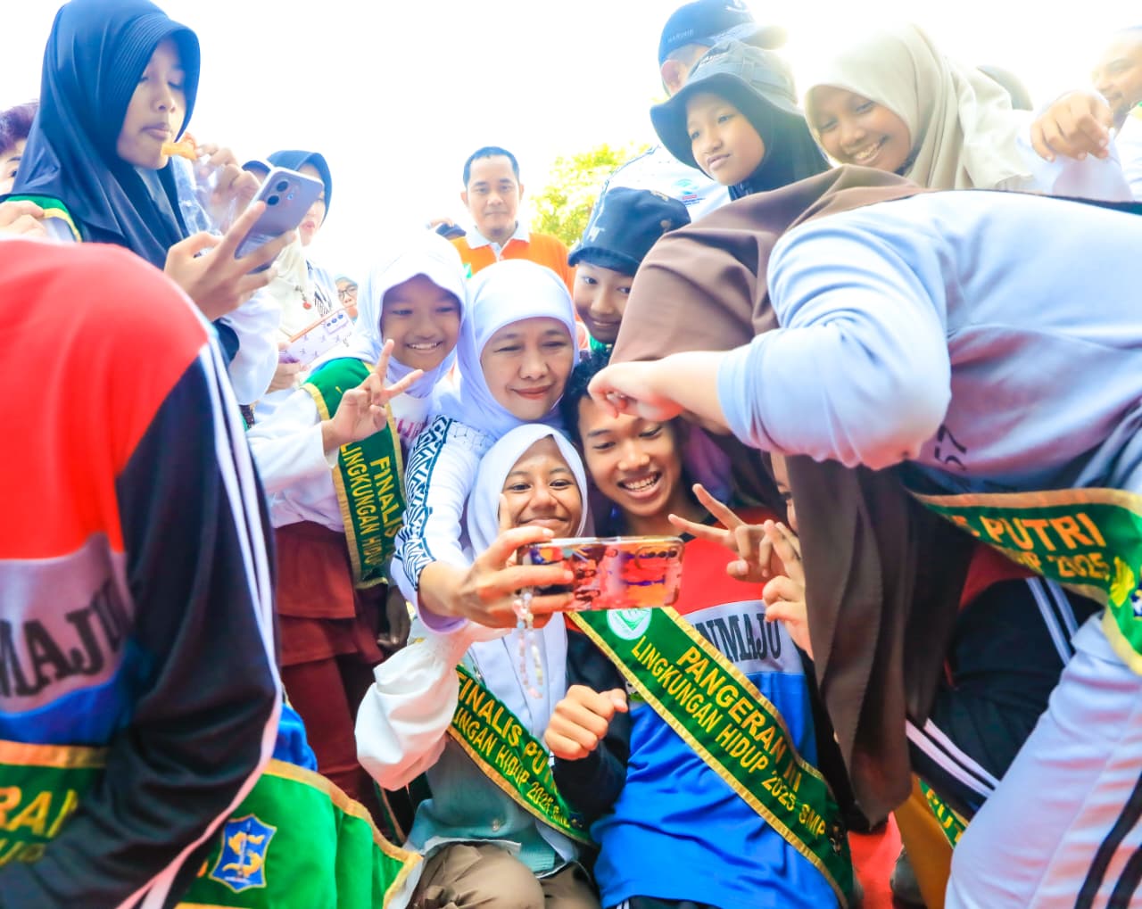 Bersama 1.125 Masyarakat, Gubernur Khofifah Aksi Bersih Sampah dan Tanam Pohon di Puncak Peringatan Hari Lingkungan Hidup Sedunia