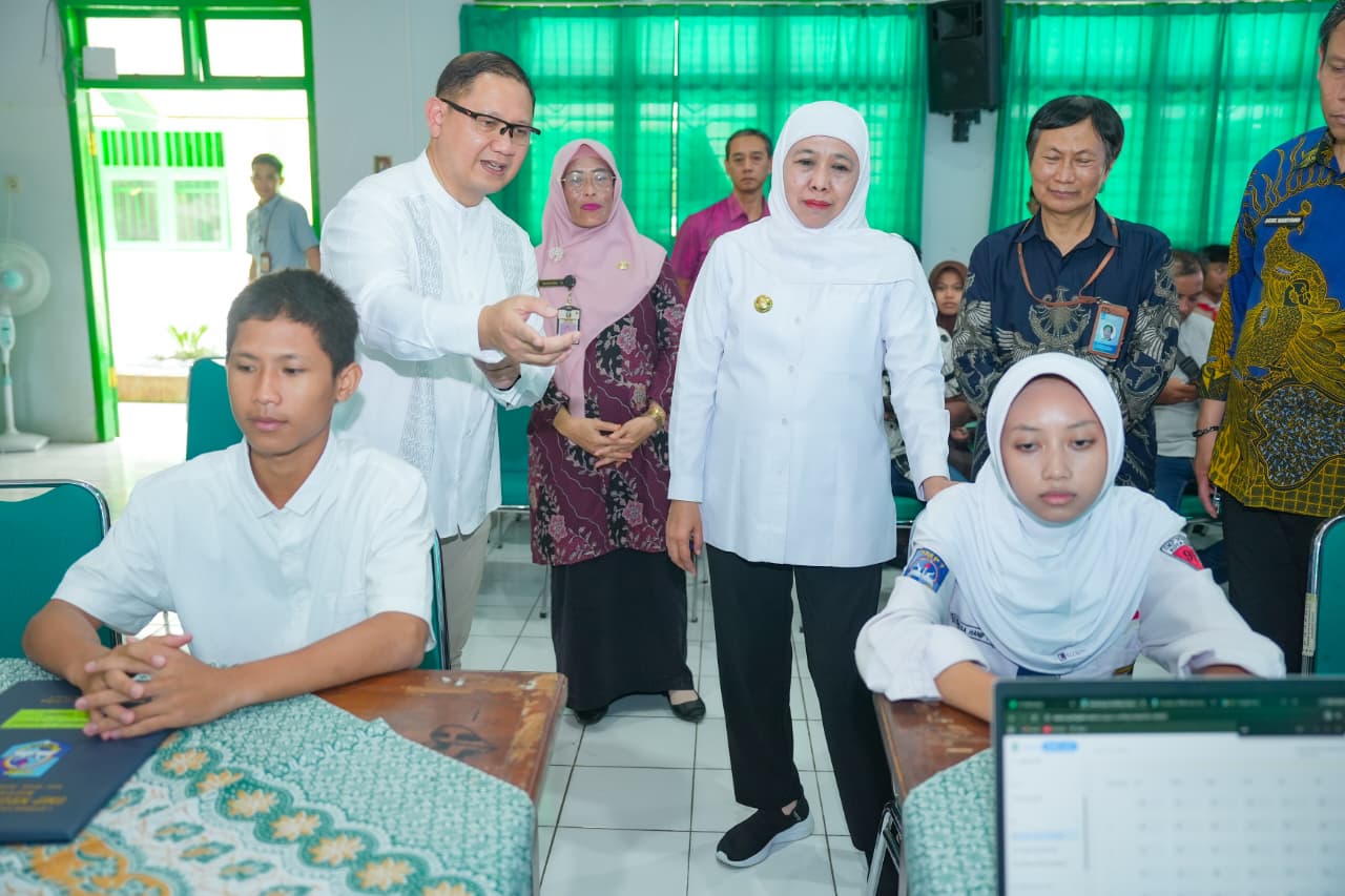 Gubernur Khofifah Pantau Langsung Proses Verifikasi SPMB di Madiun, Pastikan Verifikasi Terjadwal, Perlancar Proses Pengambilan Pin SPMB