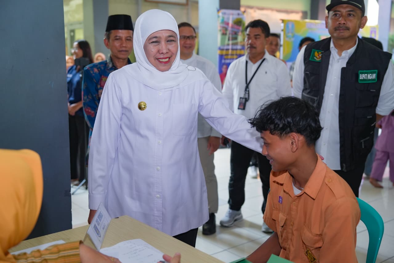 Gubernur Khofifah Dorong Pelayanan Pendidikan Inovatif Responsif, Apresiasi SPMB SMA SMK Negeri di Ngawi Hadirkan Layanan Verifikasi Data Terjadwal