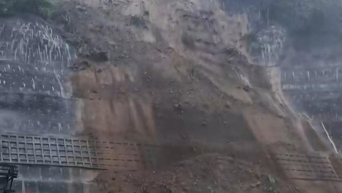 Diguyur Hujan Deras, Bukit di Area Proyek PLTA Upper Cisokan Bandung Barat Longsor