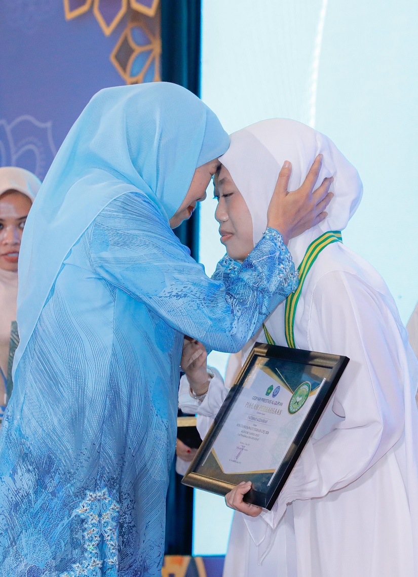 Gubernur Khofifah Hadiri Gebyar Prestasi Al-Quran dan Wisuda Tartil Tahfidz Yayasan Khadijah, Optimis Generasi Qurani Berkarakter dan Melek Literasi Kunci Daya Saing Bangsa