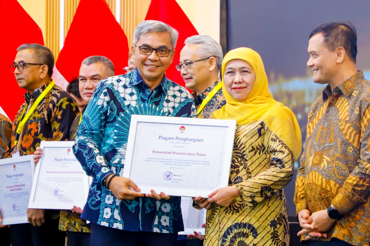 Jatim Terima Penghargaan KPK RI, Gubernur Khofifah: Bukti Komitmen Wujudkan  Implementasi  E-Learning ASN Berintegritas