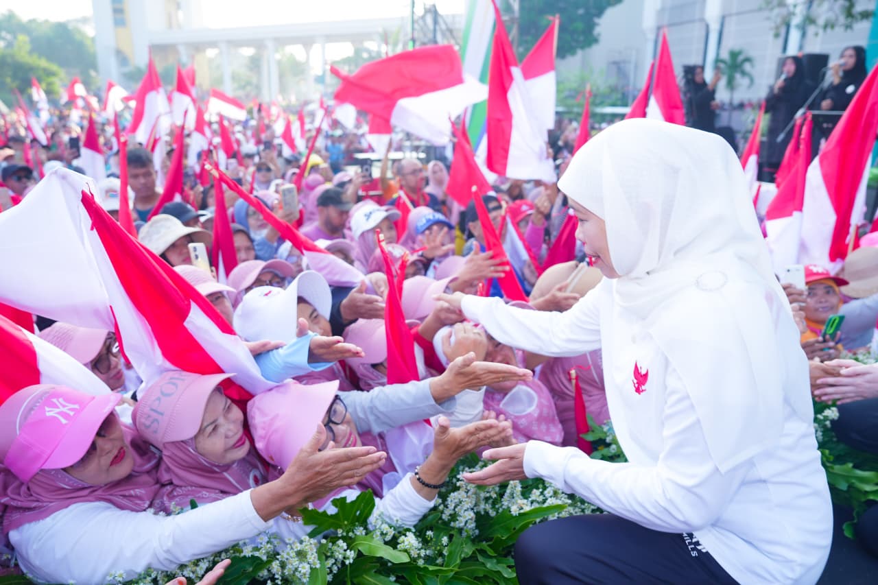 Gubernur Khofifah Jalan Sehat 1 Muharram di Masjid Al Akbar Surabaya: Gaungkan Semangat Hijrah Menuju Hidup Damai, Produktif dan Berkualitas