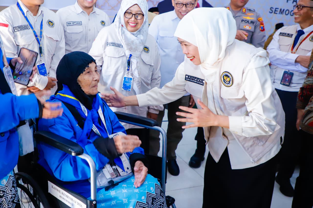 Gubernur Khofifah dan Menteri Haji dan Umrah Sambut Kepulangan Jamaah Haji Kloter Terakhir Debarkasi Surabaya, Embarkasi Dhoho Kediri Siap Beroperasi