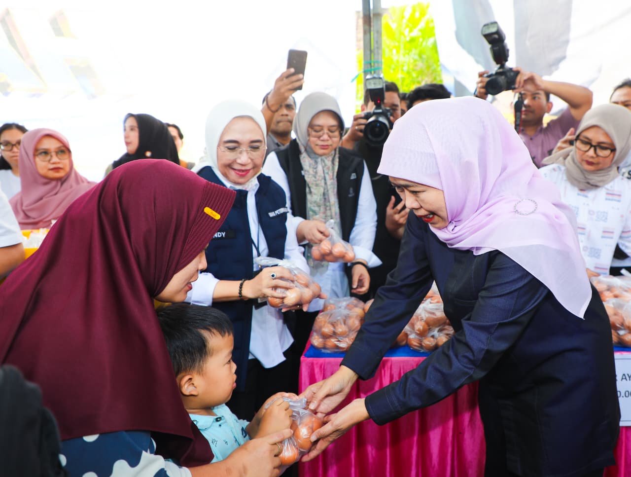 Gubernur Khofifah Perkuat Pengendalian Inflasi dan Gerakkan UMKM Lewat Pasar Murah di Pasuruan