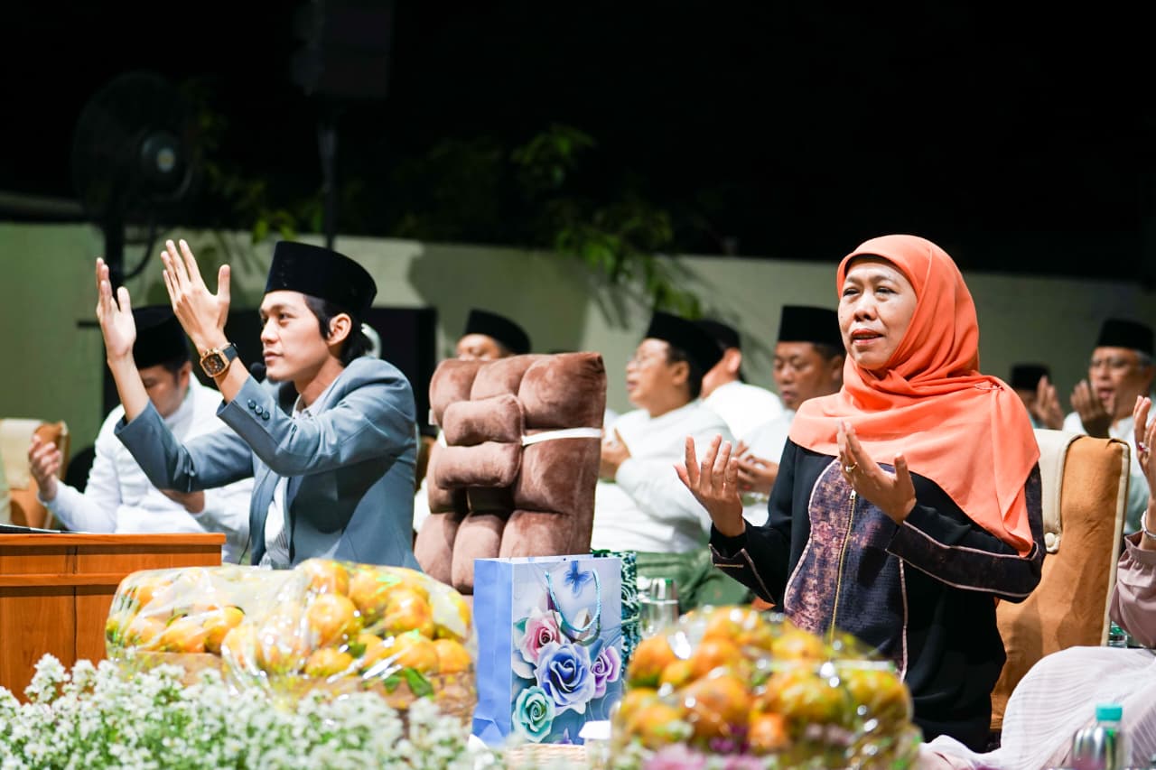 Gubernur Khofifah dan Ribuan Masyarakat Khusyuk Bersholawat Bareng Gus Iqdam, Ajak Perkuat Ikhtiar Spiritual Wujudkan Keberkahan Jatim