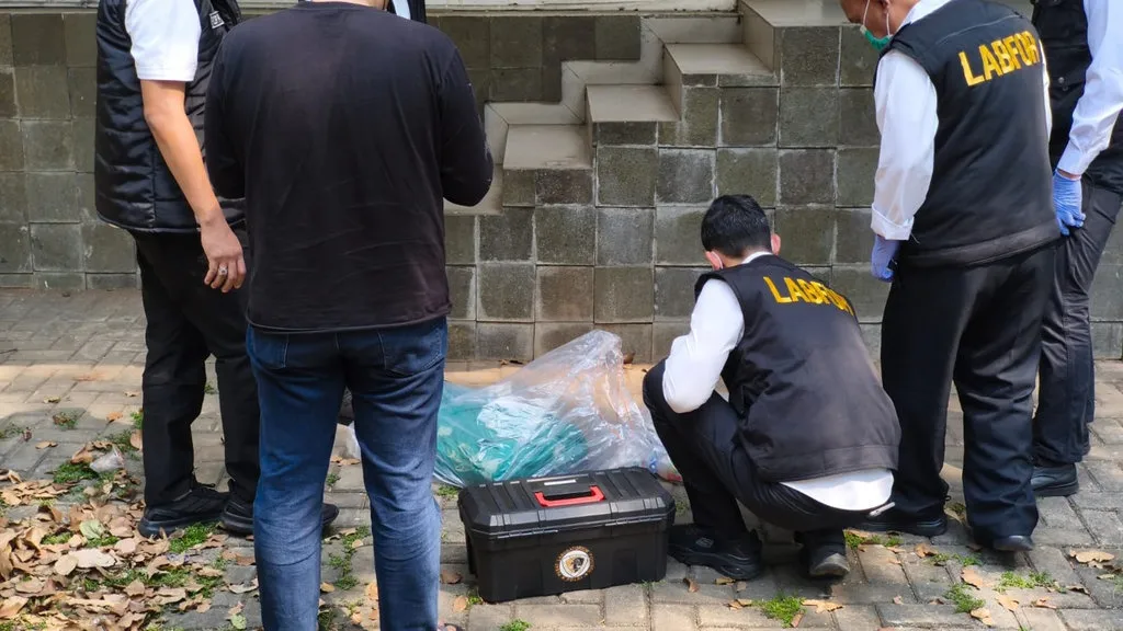 Polisi Bawa Sejumlah Barang Bukti ke Labfor Usai Olah TKP Kematian Sutrimo