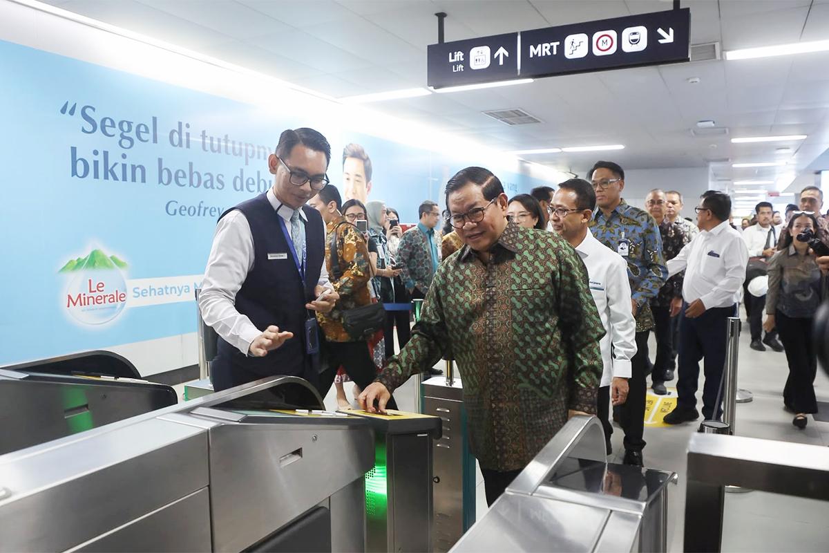 Mudahkan Mobilitas Warga, Pramono Luncurkan Tiket MRT Nirsentuh
