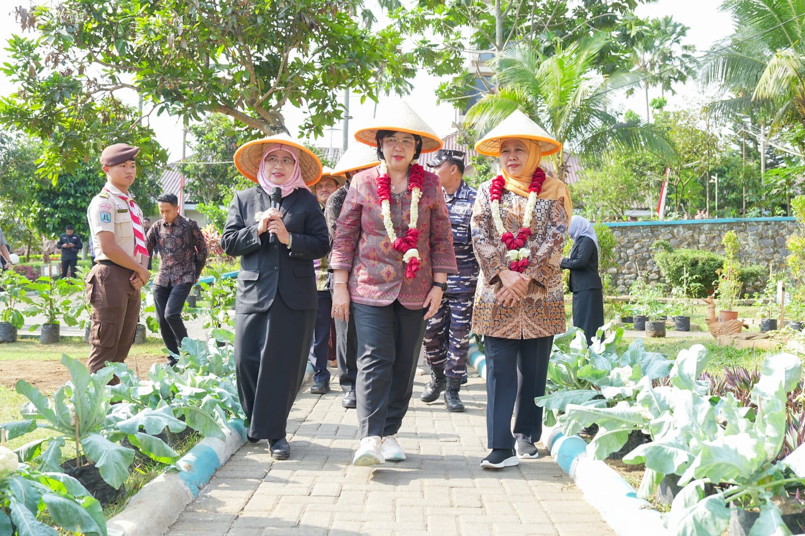 Khofifah Dampingi Pejabat Gubernur BI Destry Damayanti Narasumber Utama BI Mengajar, Tinjau Program Ketahanan Pangan SMAN Taruna Nala