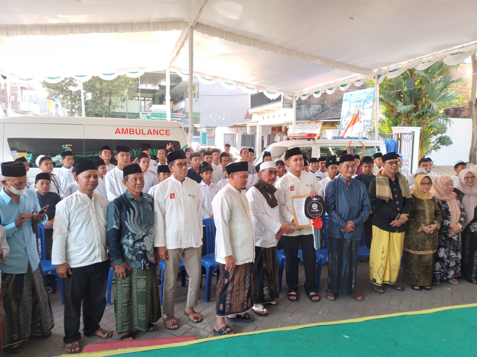 YANMU Serahkan Wakaf Dua Ambulans ke Ponpes Bahrul Ulum, KH. Hasib Wahab: Fasilitasi Peserta Muktamar NU