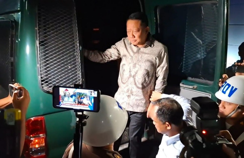 Kenakan Rompi Pink, Febrie Adriansyah Digiring ke Kejagung