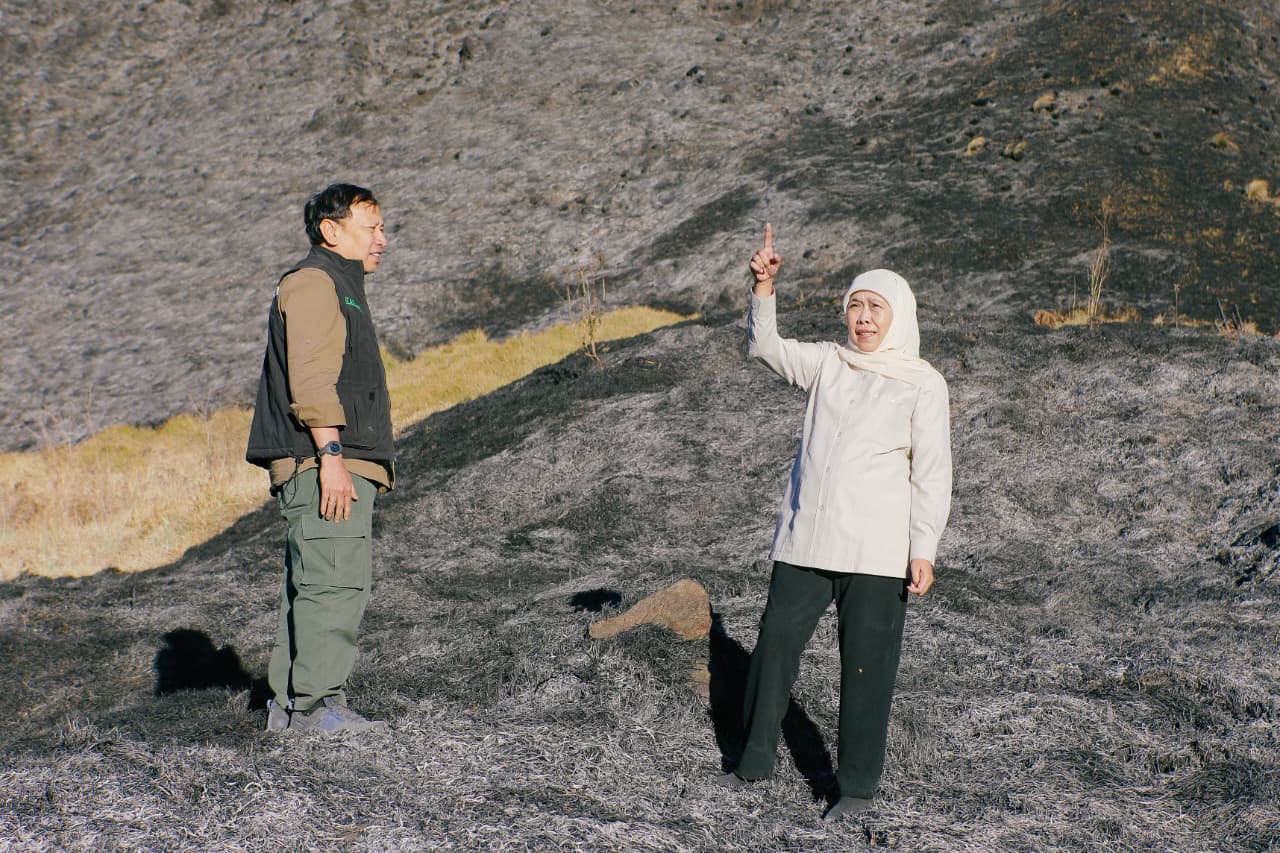 Gubernur Khofifah Tinjau Pemadaman Karhutla Bromo Pastikan Operasi Darat, Water Bombing dan Drone Dioptimalkan