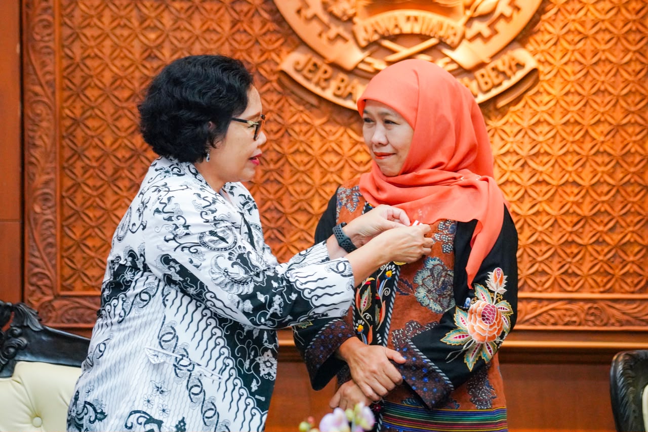 Gubernur Khofifah Terima Penghargaan Tertinggi Dwija Praja Nugraha dari PB PGRI, Buah Komitmen Wujudkan Pendidikan Jatim Berkualitas