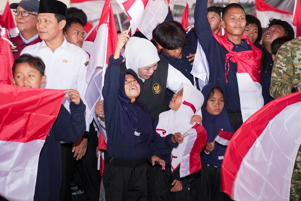 Gubernur Khofifah dan Danjen  Akademi TNI Bagikan Bendera Merah Putih di Sekolah Rakyat, Tegaskan Generasi Muda Penentu Terwujudnya Indonesia Emas 2045
