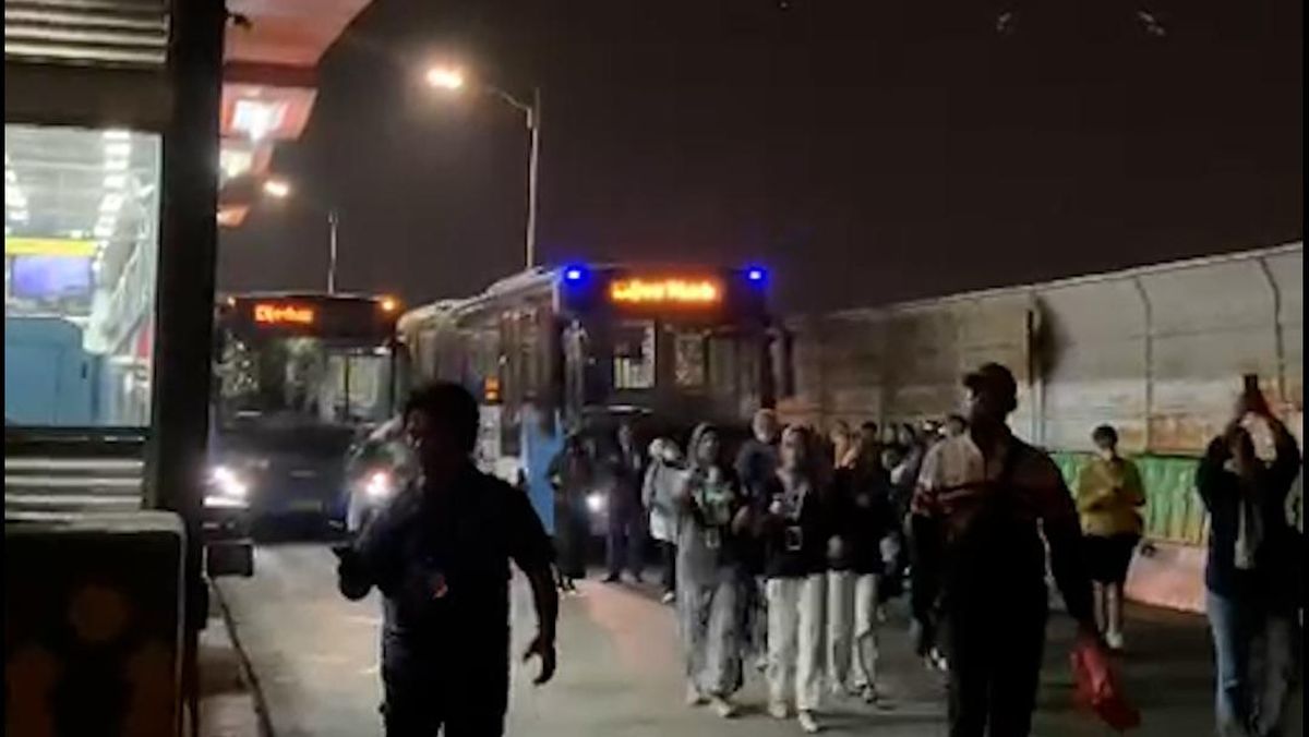 Bus Mogok, Penumpang TransJakarta Terpaksa Turun di Jalur Langit