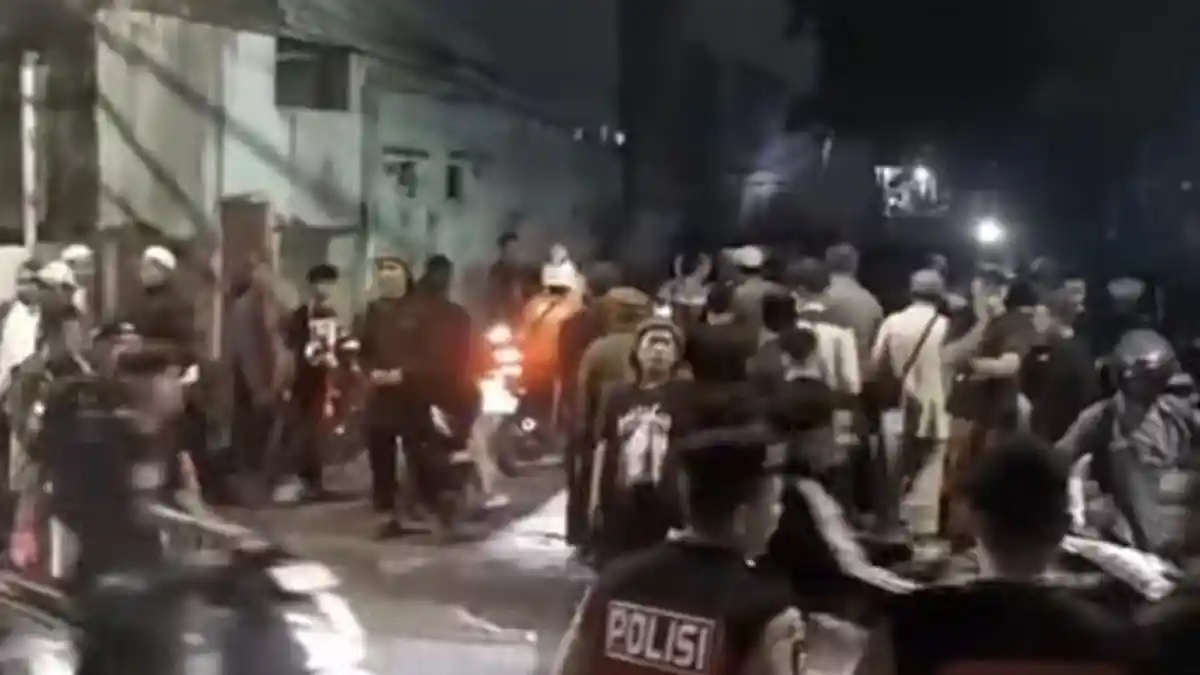 Massa Geruduk Rumah MC yang Diduga Terlibat Challenge Al-Quran dan Miras