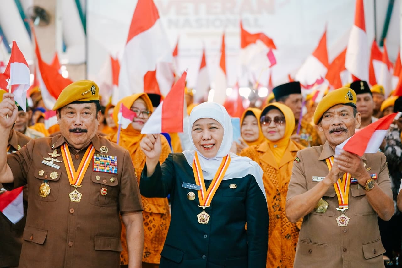 Gubernur Khofifah Terima Anugerah Bintang LVRI, Ingatkan Perjuangan Bukan Lagi Angkat Senjata Tapi Jaga Persatuan