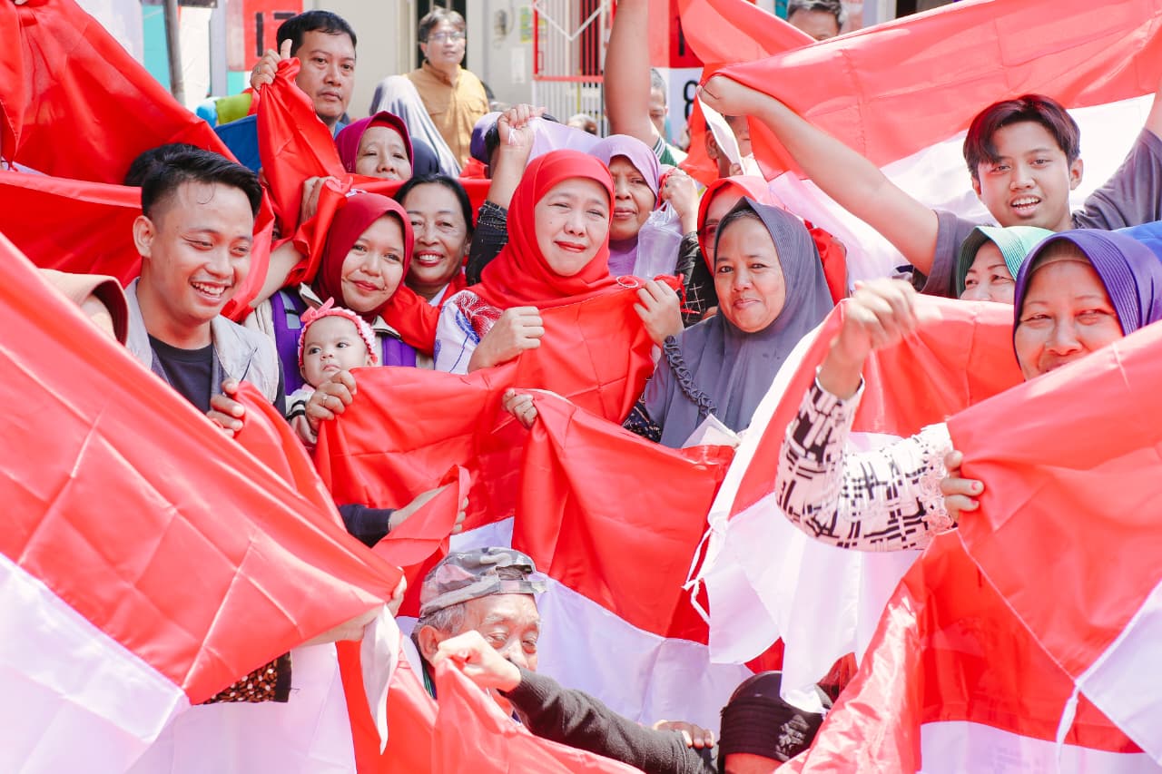 Gubernur Khofifah Gelar Pasar Murah di Dua Kampung Surabaya, Hadirkan Bahan Pokok Terjangkau Bagikan Bendera Merah Putih