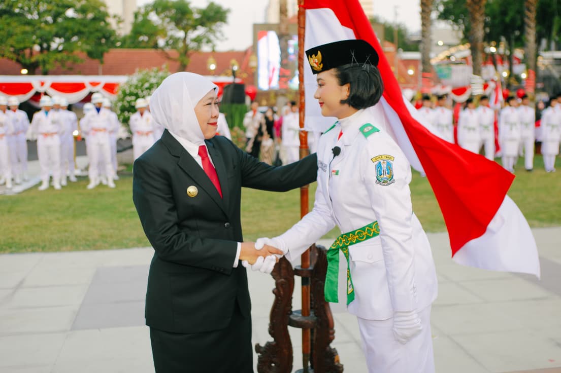Gubernur Khofifah Kukuhkan 76 Paskibraka Jatim, Tegaskan Amanah Jaga dan Perkuat Semangat NKRI