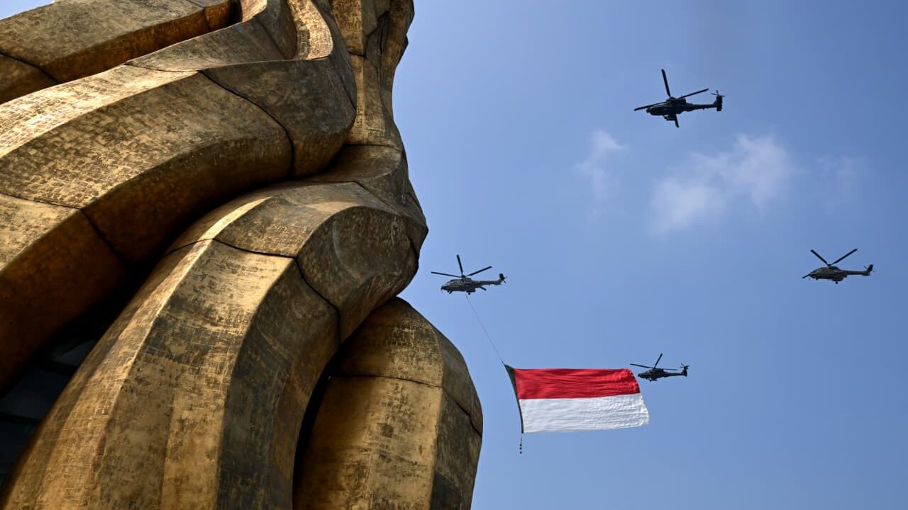 Atraksi Udara Warnai HUT ke-81 RI, 17 Penerjun Kopassus Turun dari Langit