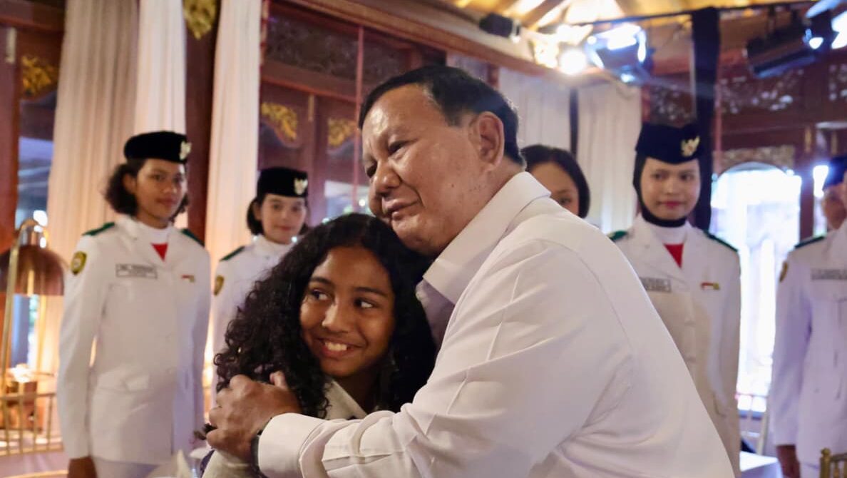 Momen Hangat Prabowo Bersama Petugas Upacara HUT ke-81 RI di Hambalang