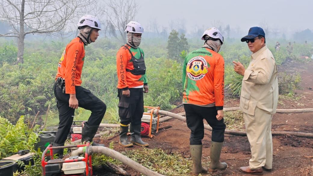 Prabowo Turun Langsung Tinjau Lahan Terbakar di Kubu Raya