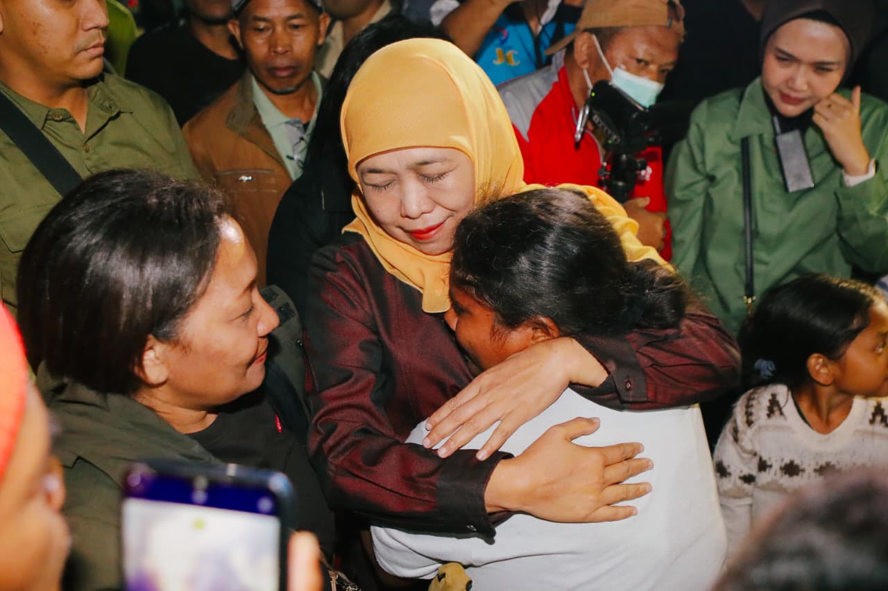 Gubernur Khofifah Optimalkan Pendampingan Psikososial dan Layanan Kesehatan, Hadirkan Rasa Aman Lansia Terdampak Gempa NTT