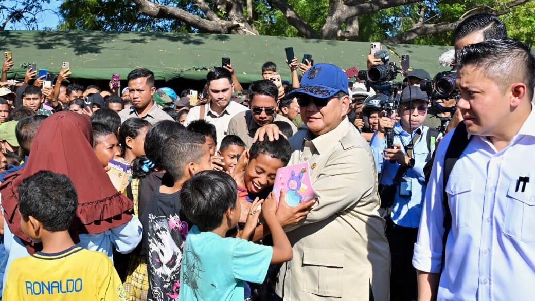 Di Pengungsian Nagekeo, Prabowo Sapa Warga dan Beri Semangat