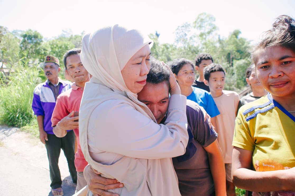 Momen Hangat Gubernur Khofifah di Manggarai Timur, Sapa Warga dan Bagikan Snack untuk Anak-Anak