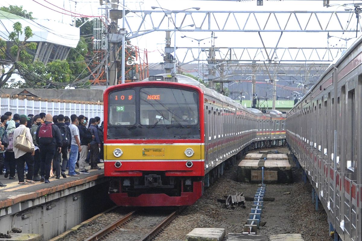 Kebakaran Lahan Dekat Rel, Perjalanan KRL Rangkasbitung Terganggu