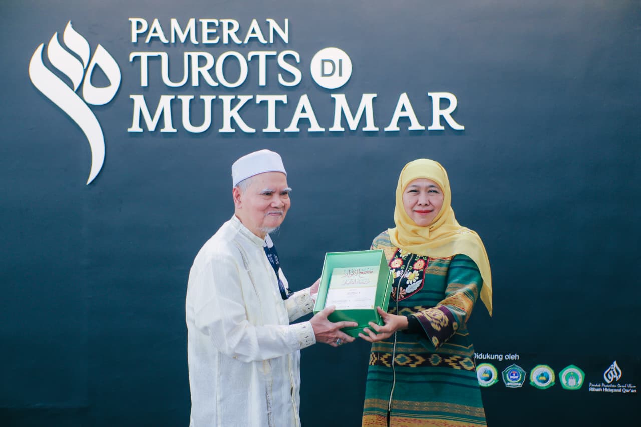 Gubernur Khofifah Bersama Wakil  Rais Aam Syuriah PBNU  Dr.KH.  Afifuddin Muhajir  Buka Pameran dan Klinik Turots di Ponpes Tambakberas