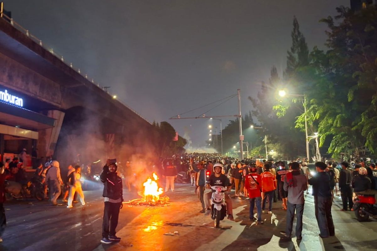 Massa Masih Bertahan di Slipi-Petamburan hingga Dini Hari