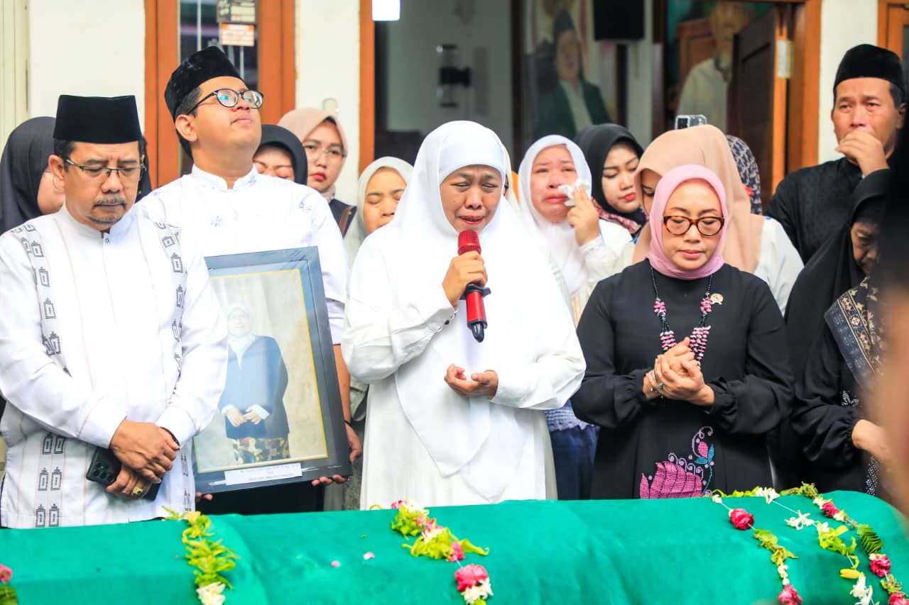 Gubernur Khofifah, Menteri PPPA dan Sesdirjen Layanan Haji Lepas Jenazah Kepala Asrama Haji Surabaya Hj Fentin Istifaiyah Menuju Peristirahatan Terakhir