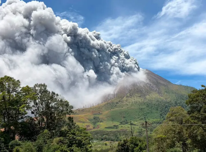 Erupsi Sinabung Semburkan Abu 3.500 Meter, Status Naik Jadi Siaga