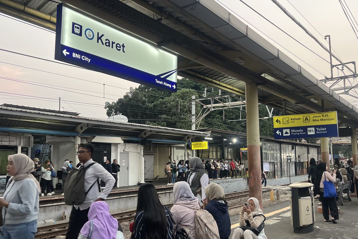 Stasiun Karet Ditutup, Penumpang Keluhkan Jarak Jalan Kaki ke Stasiun BNI City