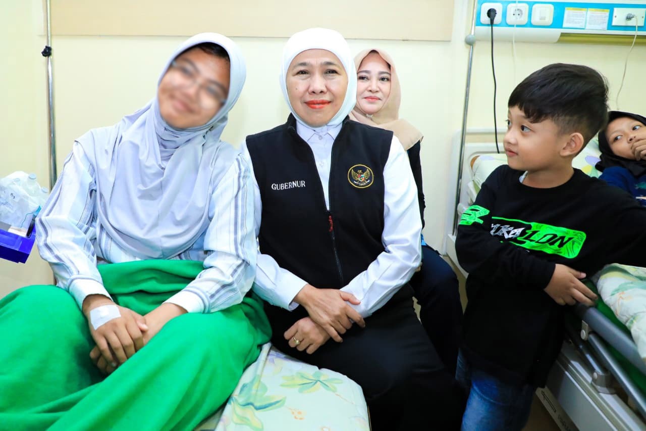 Gubernur Khofifah Jenguk Santri Diduga Korban Keracunan di RSI Siti Hajar Sidoarjo, Doakan Segera Pulih dan Sehat Kembali