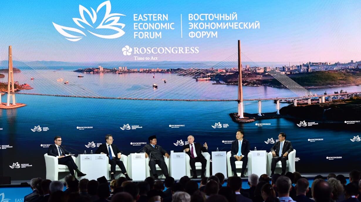 Di Vladivostok: Prabowo Tegaskan Indonesia Tetap Nonblok, Putin Puji Peran Strategis Jakarta