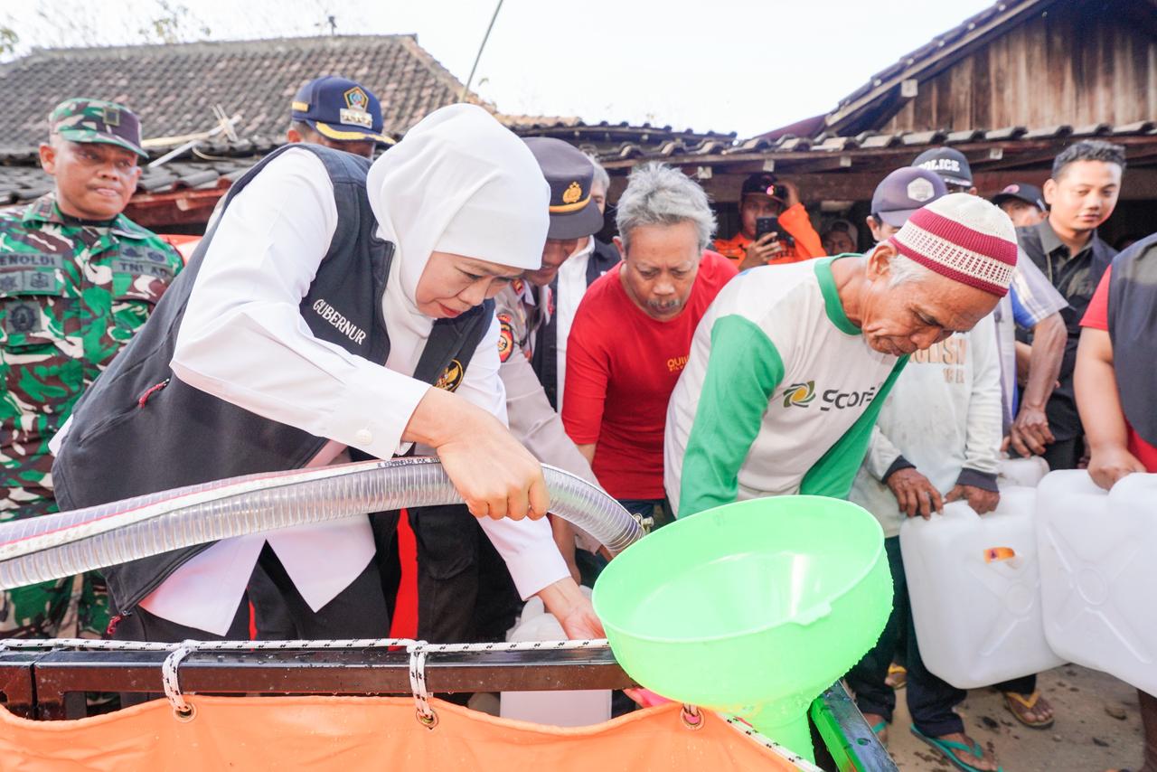 Gubernur Khofifah Salurkan 120 Rit Air Bersih untuk Masyarakat Kabupaten Blitar, Bantu 38.270 Keluarga Terdampak Kekeringan