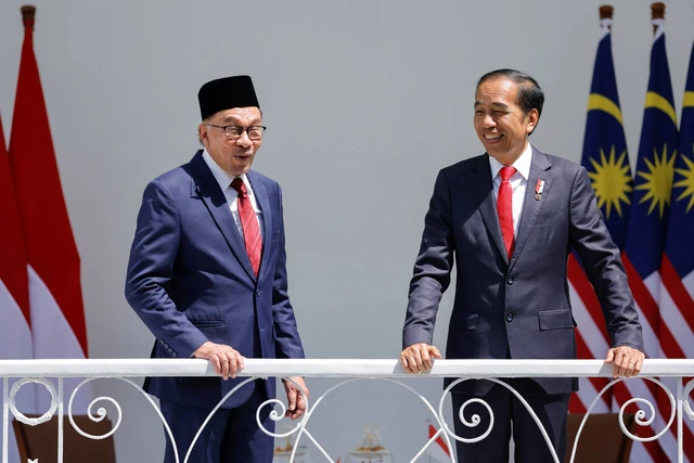 PM Malaysia Anwar Ibrahim Telepon Jokowi, Bahas Erupsi Gunung dan Kabut Asap Indonesia