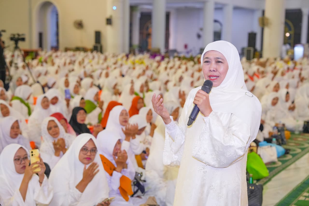 Gubernur Khofifah Gandeng BAZNAS Salurkan Program Satu Keluarga Satu Sarjana dan Modal Usaha Penguatan Ekonomi