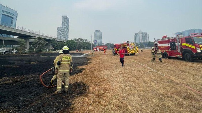 Kebakaran Lapangan Pancoran Soccer Field Berhasil Dipadamkan, Diduga Akibat Puntung Rokok