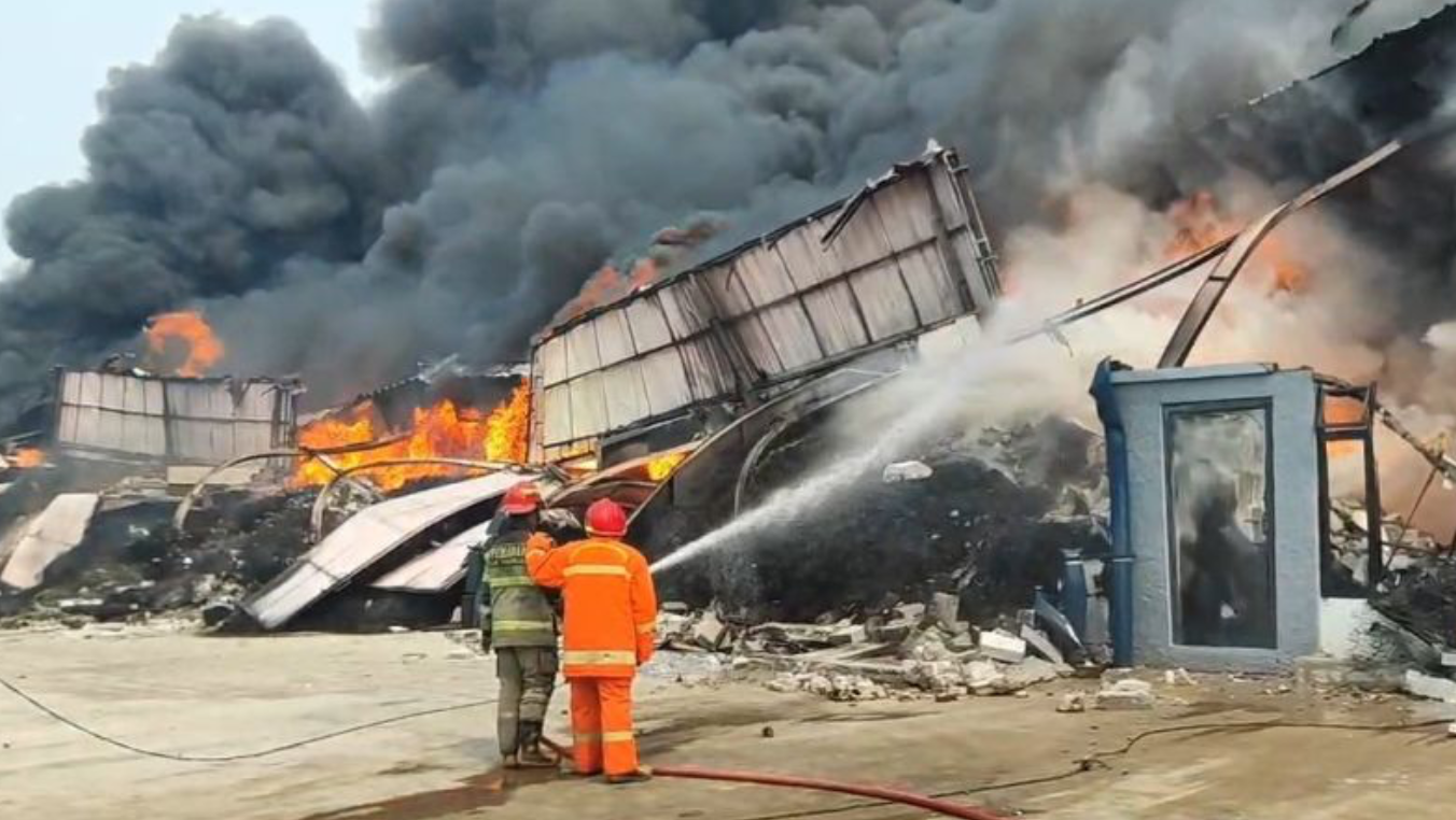 7 Jam Berlalu, Api Masih Berkobar di 26 Gudang Kosambi Tangerang