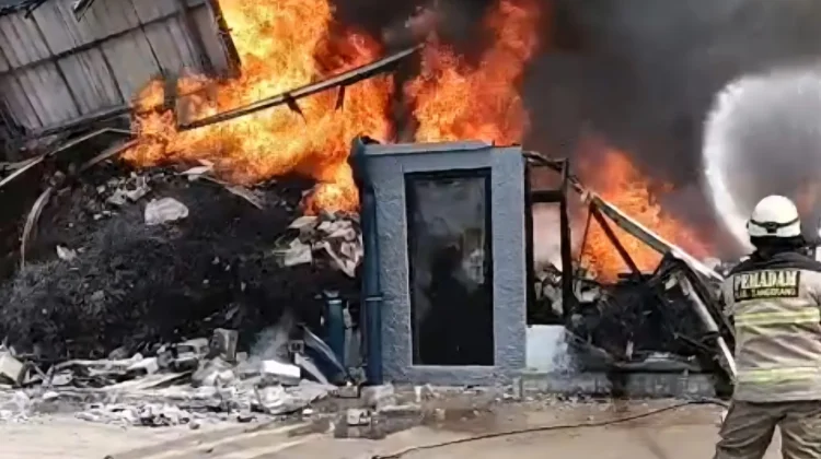 Kebakaran Hanguskan 28 Gudang di Kosambi Tangerang, Kerugian Capai Rp20 Miliar