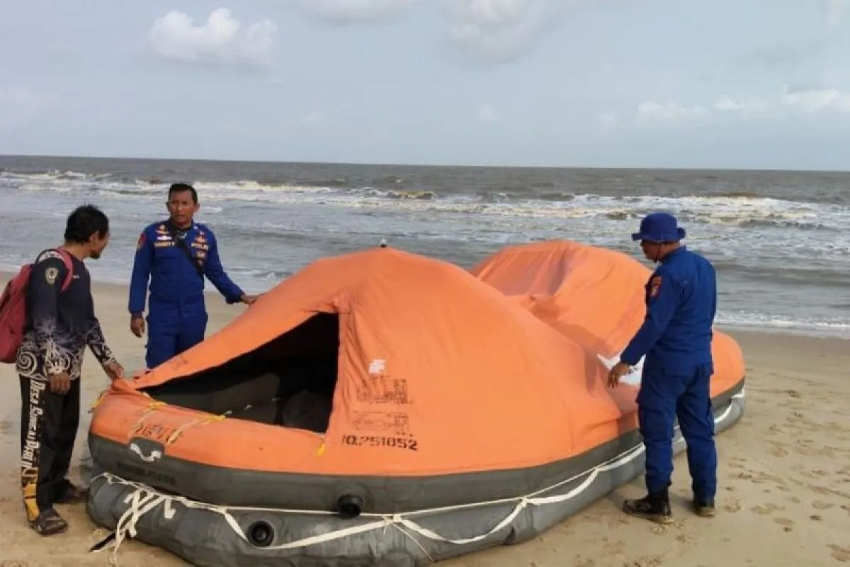 Tim SAR Temukan Liferaft Diduga Milik KM Virgo Transport 8