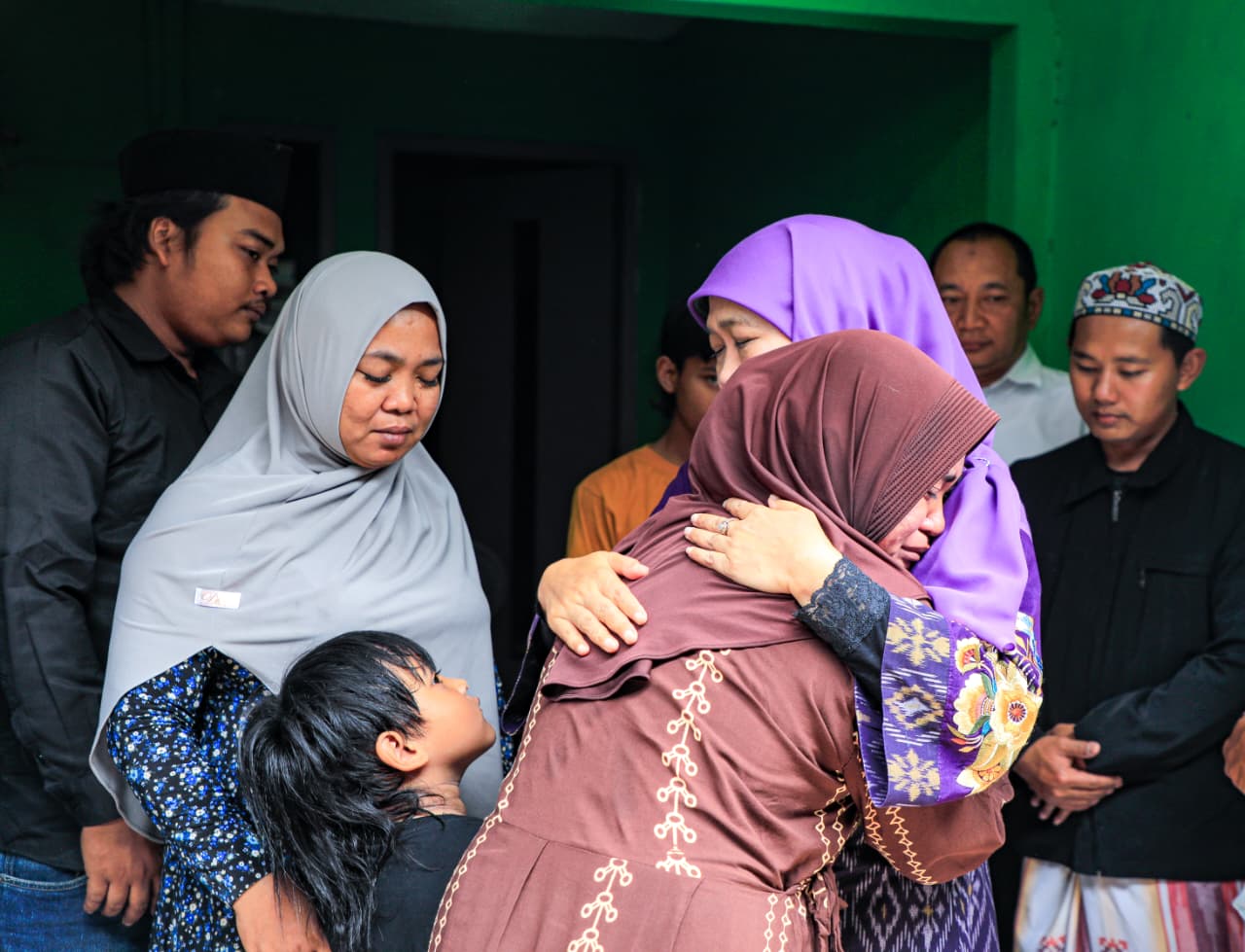 Gubernur Khofifah Takziah ke Keluarga Korban KM Virgo, Beri Santunan dan Fasilitasi Cucu Almarhum Pendidikan di Sekolah Rakyat