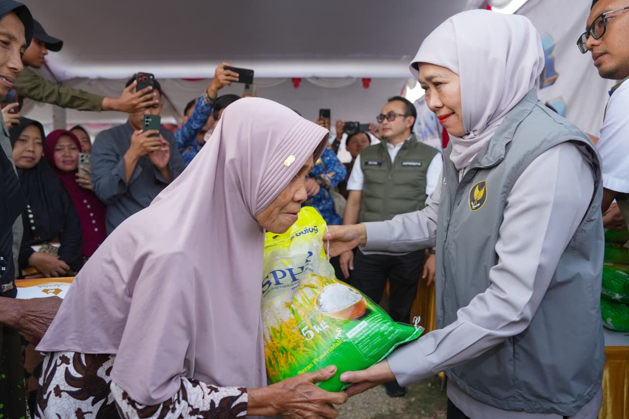 Gubernur Khofifah Gelar Pasar Murah Ringankan Beban Masyarakat Sampang di Tengah Kemarau Panjang