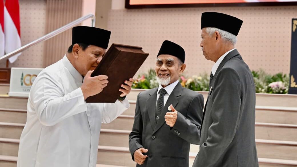 Presiden Prabowo Terima Mushaf Al-Quran Gontor dan Buku Gontor untuk Indonesia