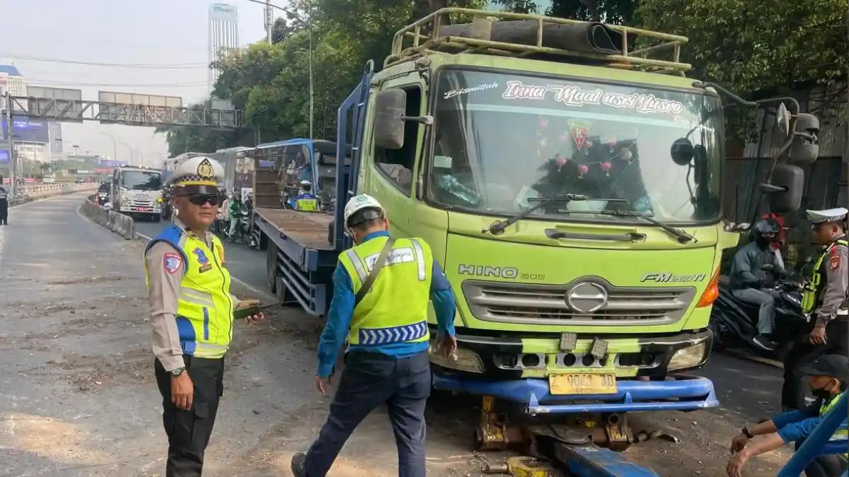 Truk Dievakuasi, Halte TransJakarta Denpasar Kembali Layani Penumpang