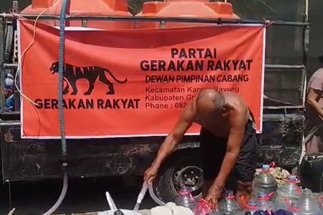 Bantu Warga Terdampak Kekeringan, Partai Gerakan Rakyat Grobogan Salurkan Bantuan Air Bersih ke Desa Dempel