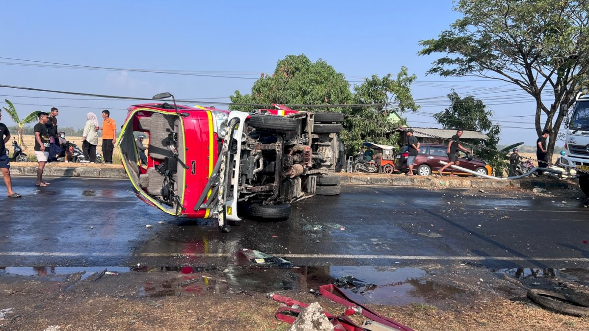 Mobil Pemadam Kebakaran Terbalik di Pangkep, 2 Personel Tewas